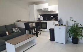 Appartement A Floirac Avec 2 Chambres, Un Parking Prive, Une Terrasse, A 5 Minutes En Voiture De L'Arkea Arena De Bordeaux
